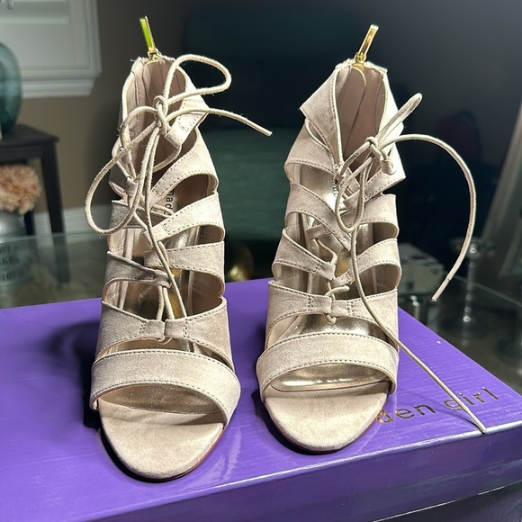 NIB! Madden Girl Raceyyy Strappy Taupe heels‎ size 8 - Picture 1 of 8